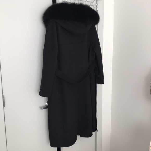 LUXURIOUS, AND ELEGANT COAT ~ Fine wool and fox fur collar. - Picture 12 of 14